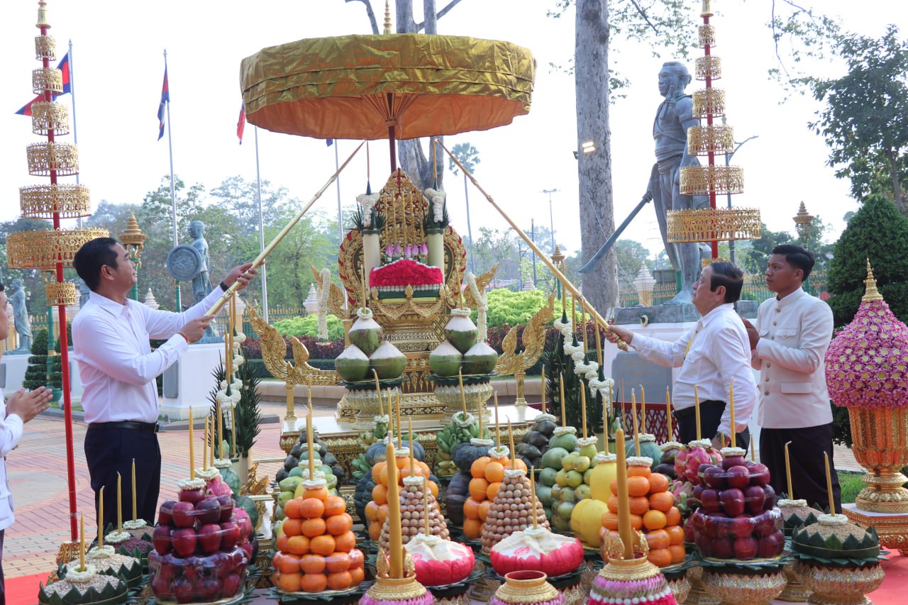 រដ្ឋបាលខេត្តសៀមរាបប្រារព្ធពិធីបួងសួងសុំសេចក្តីសុខ ក្នុងព្រឹត្តិការណ៍សៀមរាបសង្រ្កាន្ត ឆ្នាំ២០២៤