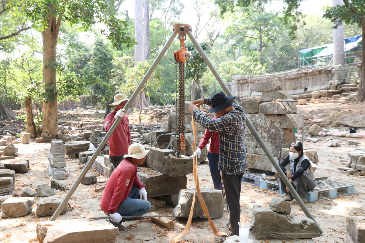 អ្នកជំនាញកំពុងស្វែងរកប្រភពដើមថ្មរាប់រយដុំដែលរលុះធ្លាក់រាយប៉ាយនៅលើដីនៅប្រាសាទជម