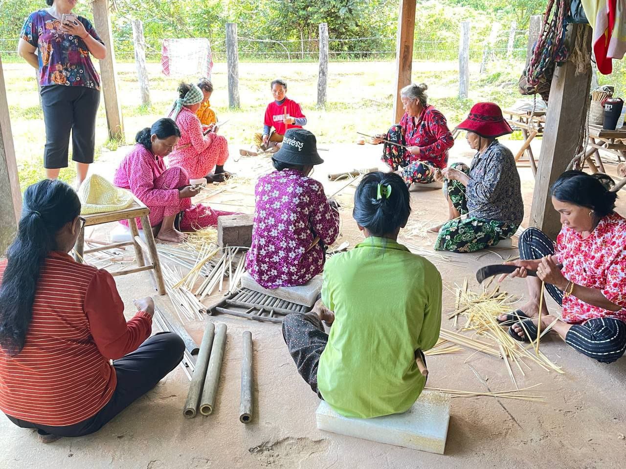 រមណីយដ្ឋានសំបូរព្រៃគុកក្រៅពីការទស្សនាប្រាសាទបុរាណភ្ញៀវទេសចរក៏អាចសិក្សាឈ្វេងយល់អំពីវប្បធម៌ប្រពៃណីដ៏សំបូរបែបរបស់សហគមន៍រស់នៅជុំវិញនោះ