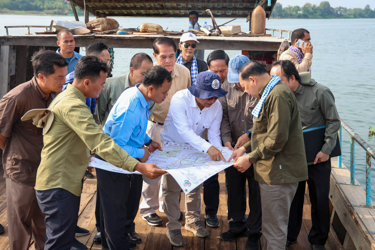 រដ្ឋមន្ត្រីក្រសួងអភិវឌ្ឍន៍ជនបទ ចុះពិនិត្យស្ថានភាពអភិវឌ្ឍន៍ភូមិ ដើម្បីដាក់បញ្ចូលជាភូមិគំរូនាពេលខាងមុខ  ដែលស្ថិតនៅក្នុងភូមិកោះពាមរាំង ឃុំកោះចេក ស្រុកពាមជរ ខេត្តព្រៃវែង