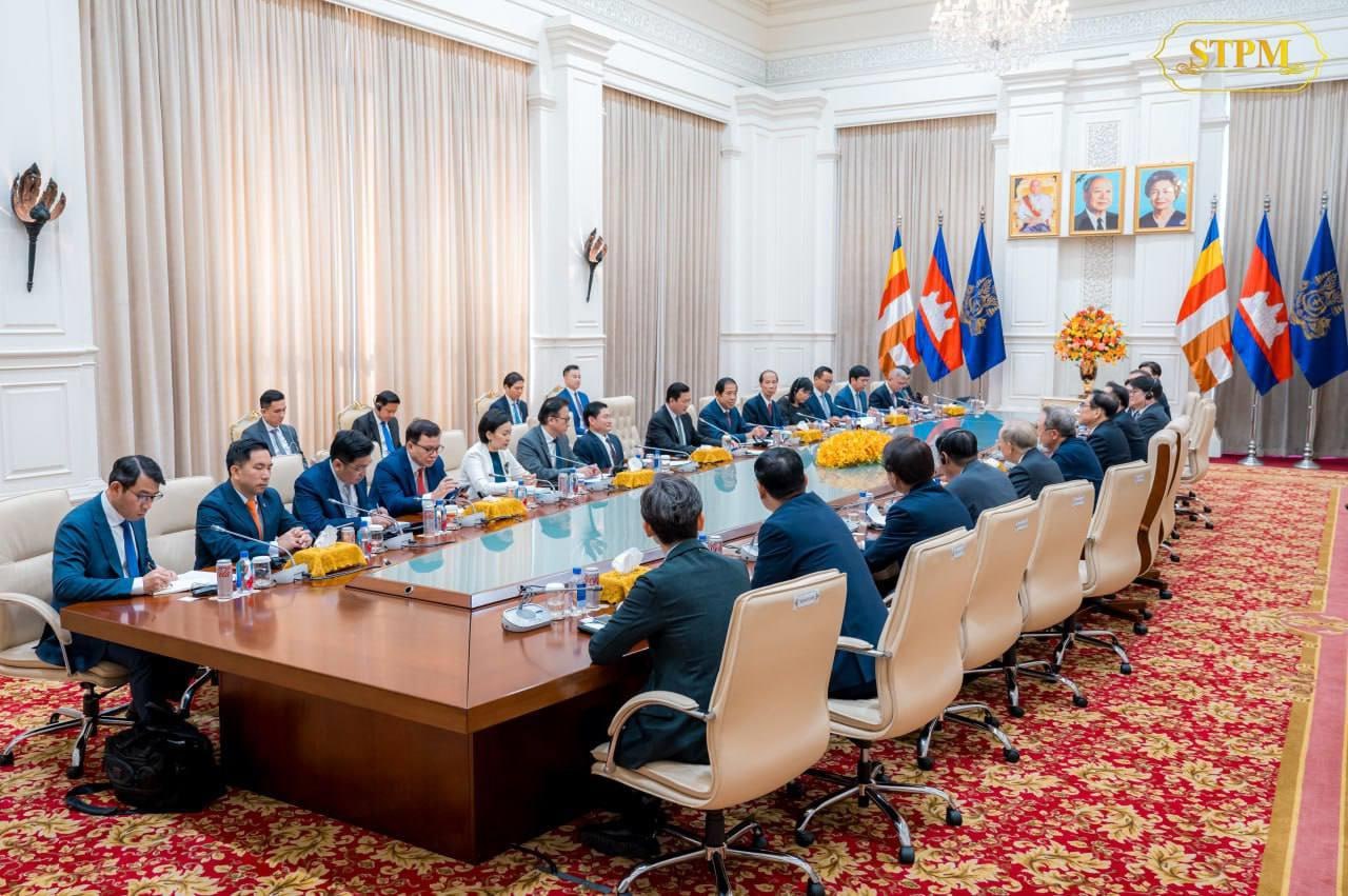 Cambodian Prime Minister meets with Chairman of Maekyung Media Company and Delegates of Korean Large Companies