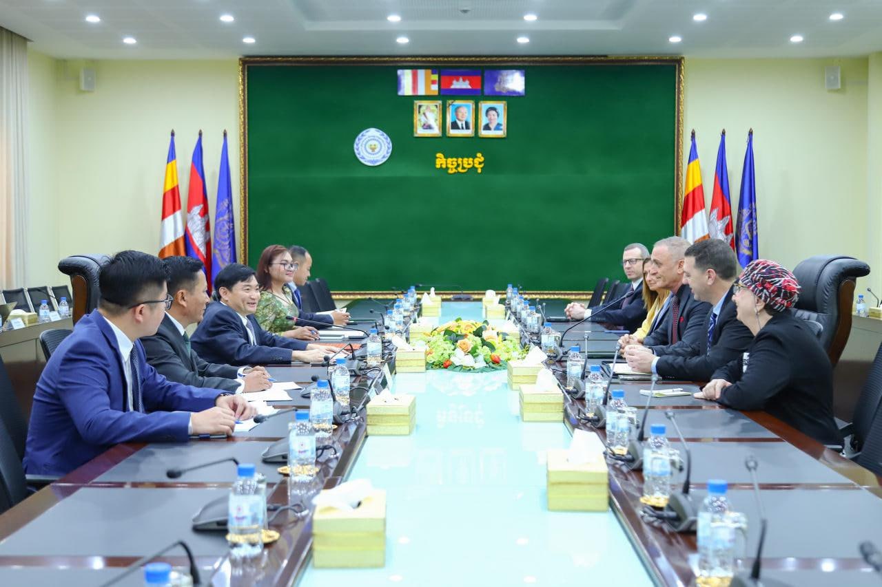 Cambodia and Israel have discussed ways of promoting cooperation on labor