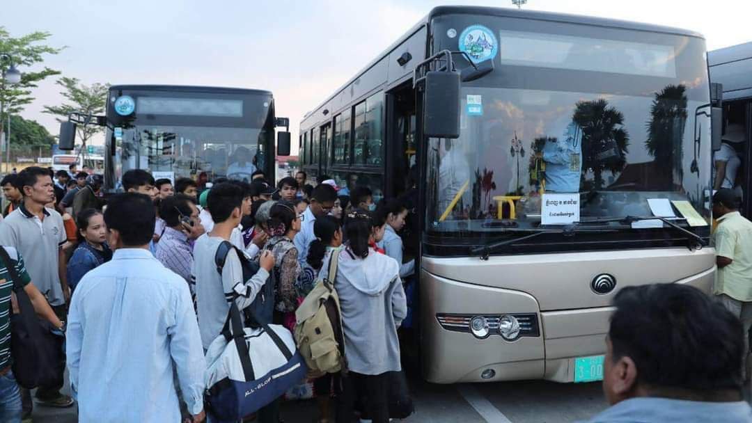 The Phnom Penh municipal Administration readies 455 buses for public transportation service for 6 days free of charge to allow people to travel to their hometowns