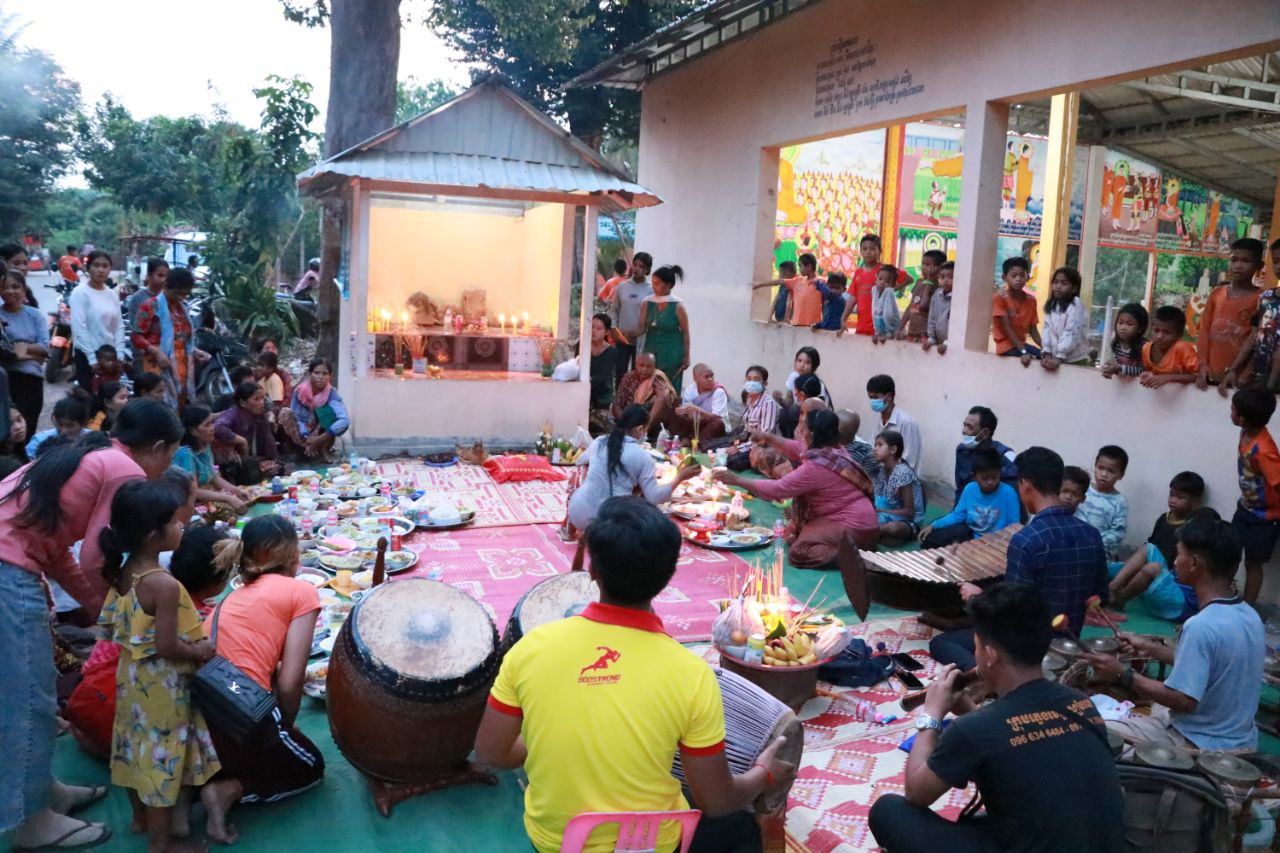 ការរក្សាទុកទំនៀមទម្លាប់ប្រពៃណីរបស់អ្នកស្រុករស់នៅជុំវិញតំបន់អង្គរ គឺជាការបន្តអត្តសញ្ញាណរបស់អង្គរ