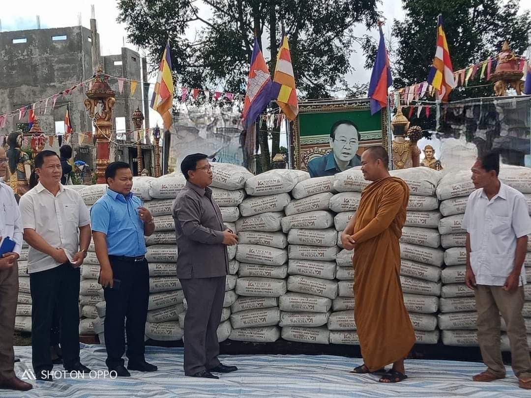 ស៊ីម៉ង់ត៍ចំនួន ១០តោន ជាអំណោយឯកឧត្តម វ៉ា ថន អភិបាលខេត្តក្រចេះ បានប្រគេនដល់ព្រះសង្ឃ ដើម្បីកសាងបណ្ណាល័យ