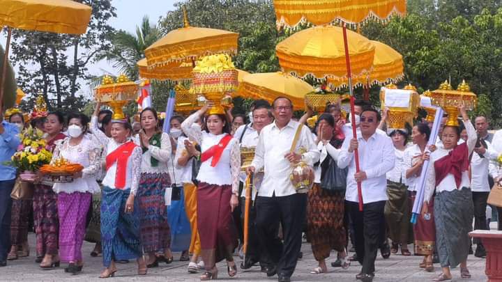 អង្គកឋិនទានសាមគ្គីដង្ហែចូលវត្តវាលុកថុល្លារាម ហៅវត្តទូលខ្សាច់ប្រមូលបច្ច័យបានជាង៨០លានរៀល