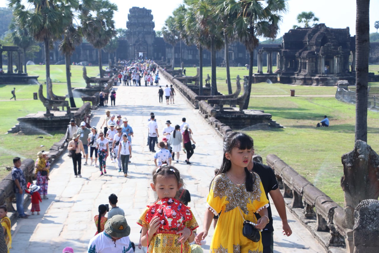 ភ្ញៀវទេសចរយ៉ាងច្រើនកុះករបានចូលមកទស្សនារមណីយ ដ្ឋានក្នុងថ្ងៃចូលឆ្នាំថ្មីប្រពៃណីចិន វៀតណាម