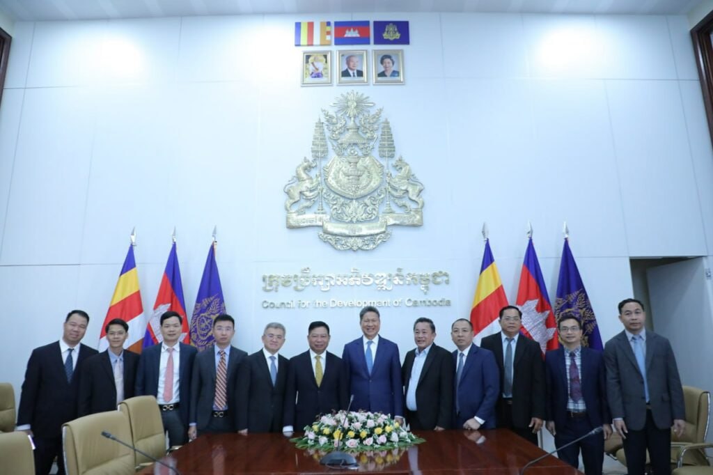 Cambodia and Vietnam discuss their intention to further promote their bilateral trade and investment