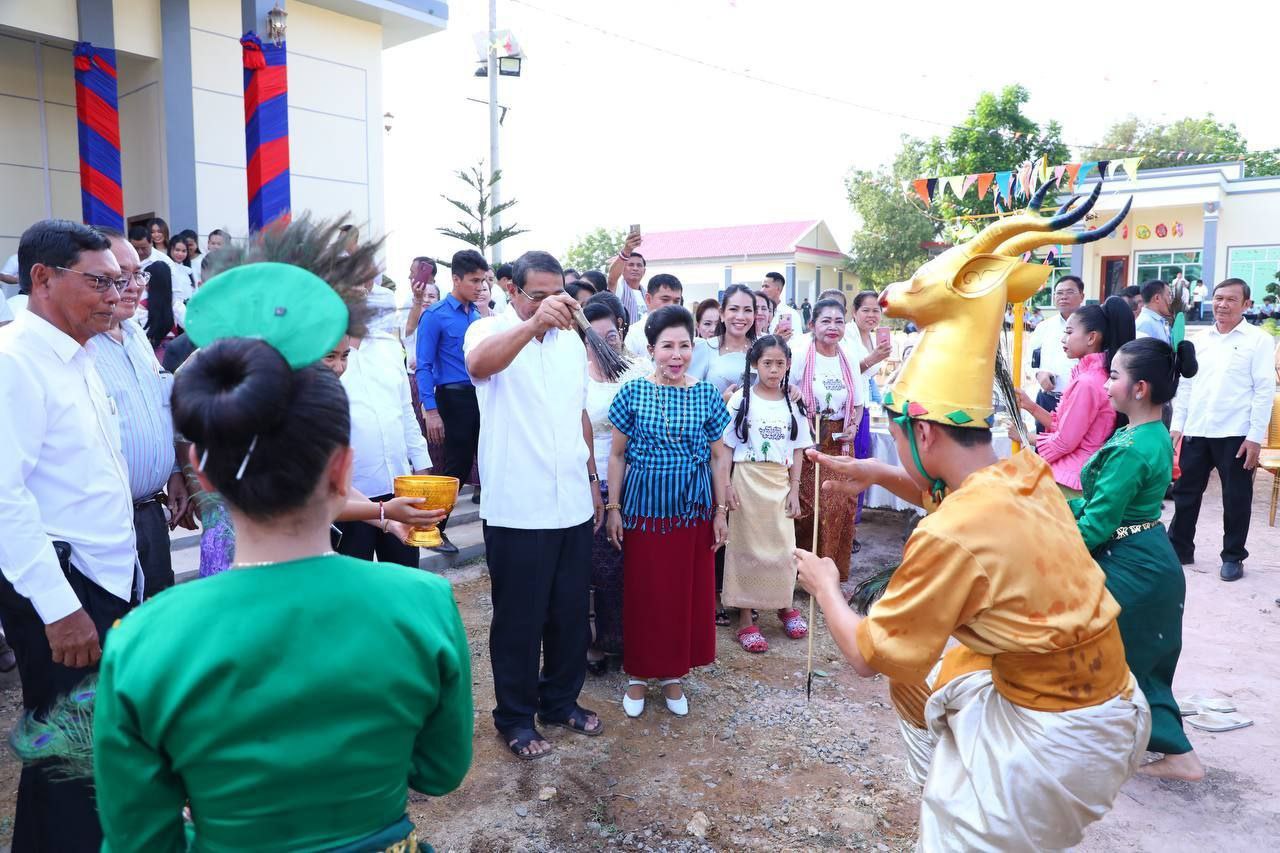 ឯកឧត្តម​ កែ​ គឹមយ៉ាន​ និងលោកជំទាវអញ្ជេីញចូលរួមពិធីសូត្រមន្ត​សម្ពោធសាលប្រជុំថ្មី​ និងពិសាអាហារសាមគ្គី​អបអរសាទរពិធីបុណ្យចូលឆ្នាំថ្មី