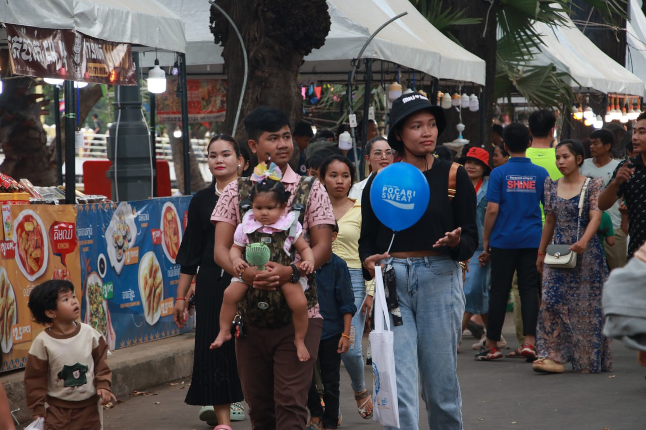 ភ្ញៀវទេសចរជាង៥៥ម៉ឺននាក់ បានដើរលេងកម្សាន្តនៅខេត្តសៀមរាប ក្នុងព្រឹត្តិការណ៍បុណ្យទន្លេ រយៈពេល៣ថ្ងៃ