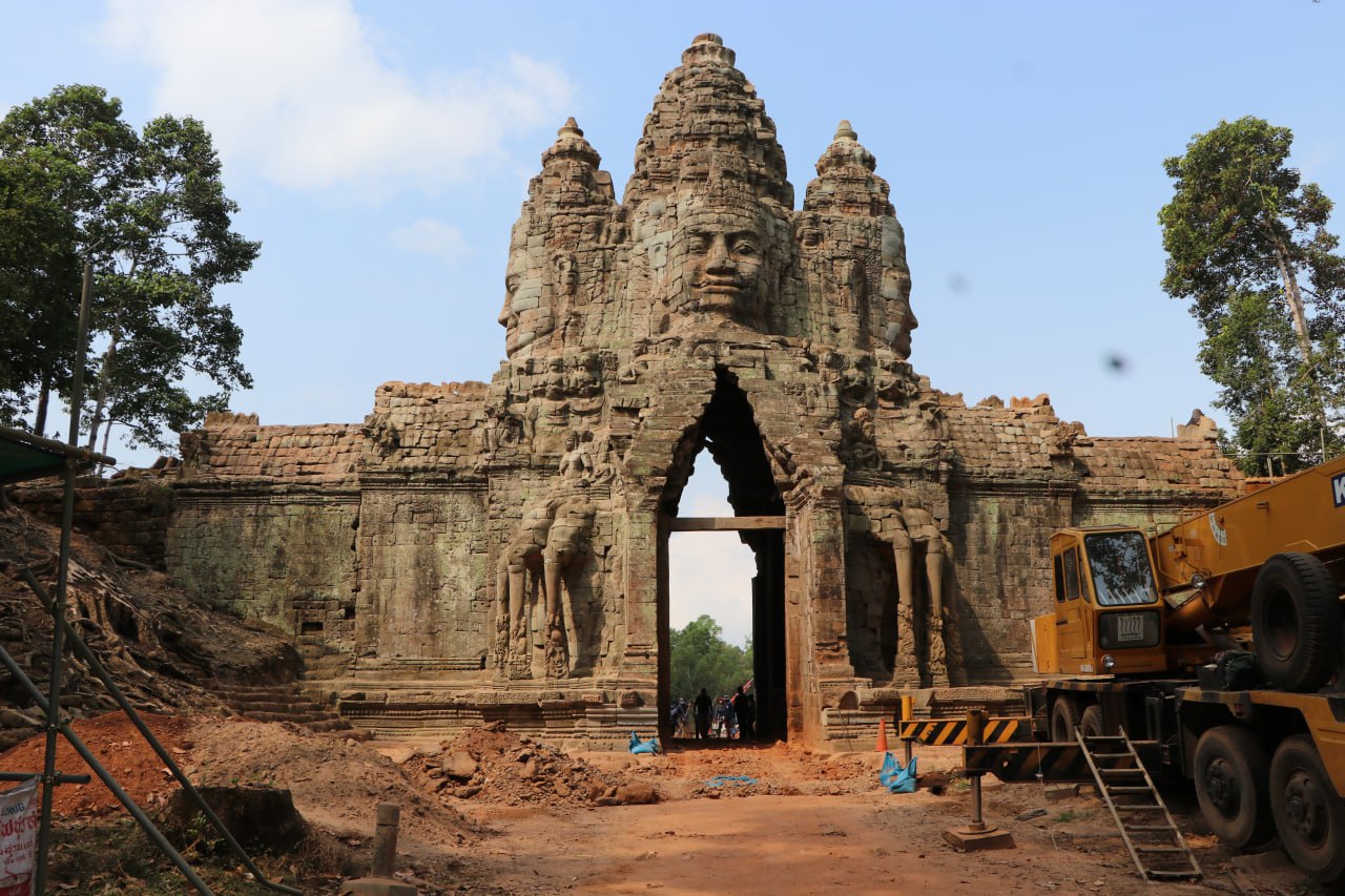 ខ្លោងទ្វារតាកាវនៃក្រុងអង្គរធំ បានជួសជុលរួចរាល់១០០ភាគរយហើយ