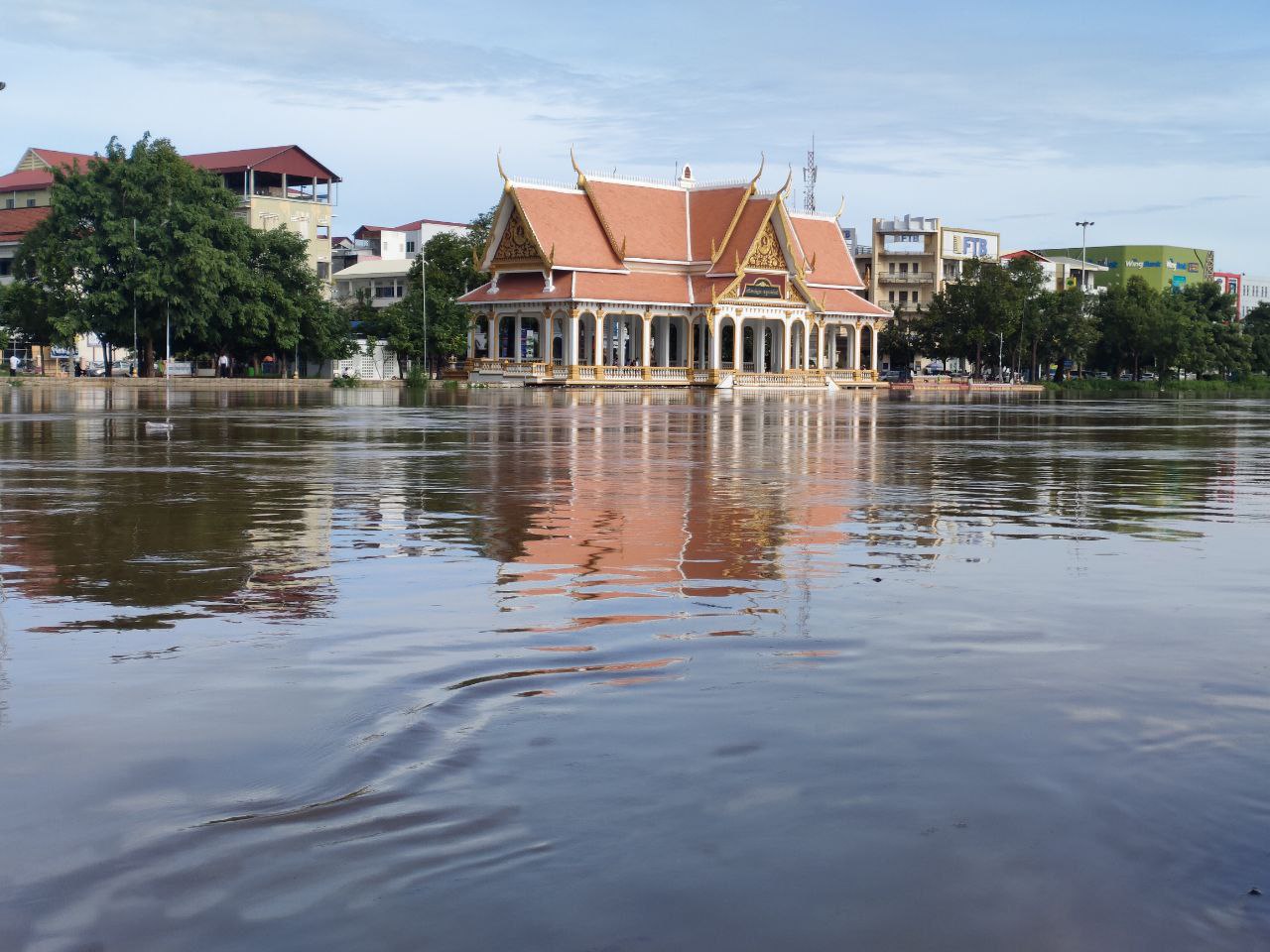 ទឹកស្ទឹងសង្កែហក់ឡើងជិតដល់កម្រិតប្រកាសអាសន្ន និងជន់លិចផ្នែកខ្លះនៃក្រុងបាត់ដំបង