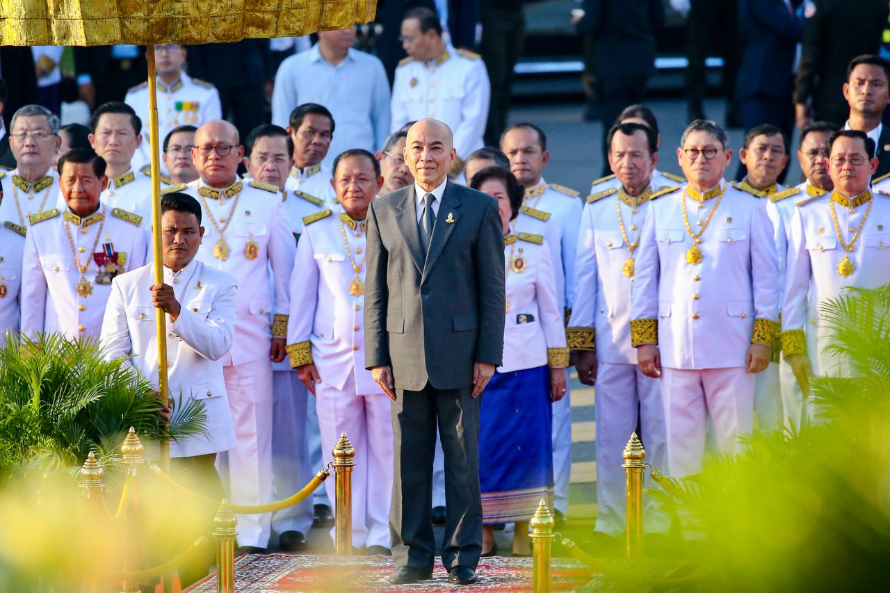 សម្តេចមហារដ្ឋសភាធិការធិបតី ឃួន សុដារី ដង្ហែព្រះមហាក្សត្រជីវិតលើត្បូង យាងពន្លត់ភ្លើងជ័យ នៃពិធីបុណ្យឯករាជ្យខួបលើកទី៧០