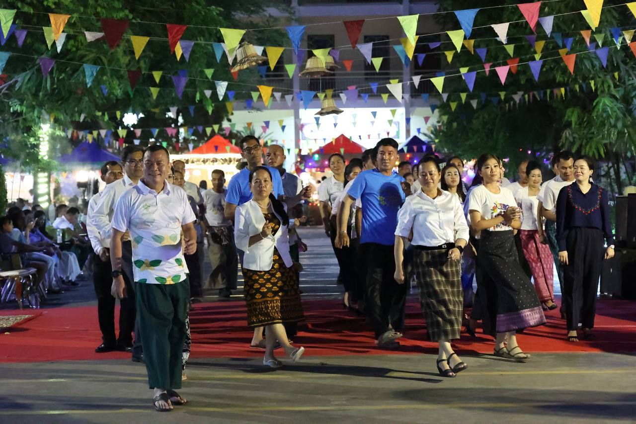 មន្រ្តីរាជការ ព្រះសង្ឃជាកម្មសិក្សាការីនៅសាលាភូមិន្ទរដ្ឋបាលរួមគ្នាធ្វើសង្រ្កាន្តសាលាភូមិន្ទរដ្ឋបាលឆ្នាំ២០២៤