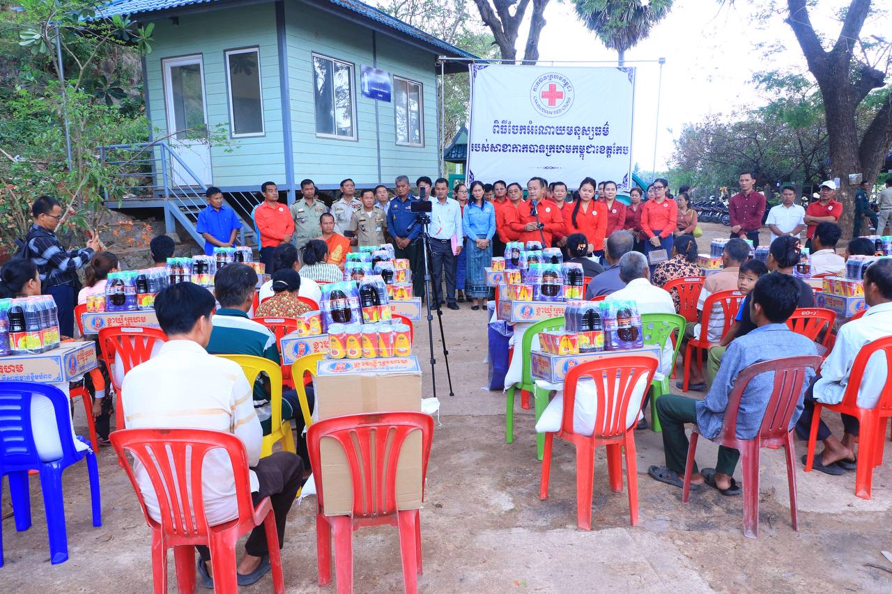 ប្រជាពលរដ្ឋរងគ្រោះដោយសារខ្យល់កន្រ្តាក់ ស្ថិតនៅភូមិ ដំណាក់ចំបក់ សង្កាត់អូរក្រសារ ក្រុងកែបអទទួលឣំណោយមនុស្សធម៌