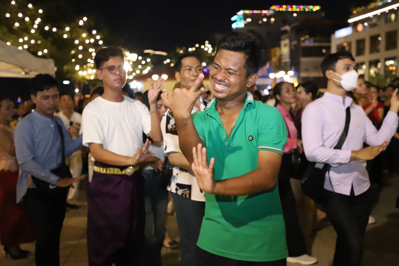 មហាជនពេញនិយមផ្លូវថ្មើរជើងរាជធានីភ្នំពេញនិងបន្តគាំទ្រកើនឡើងពីមួយសប្តាហ៏ទៅមួយសប្ដាហ៍