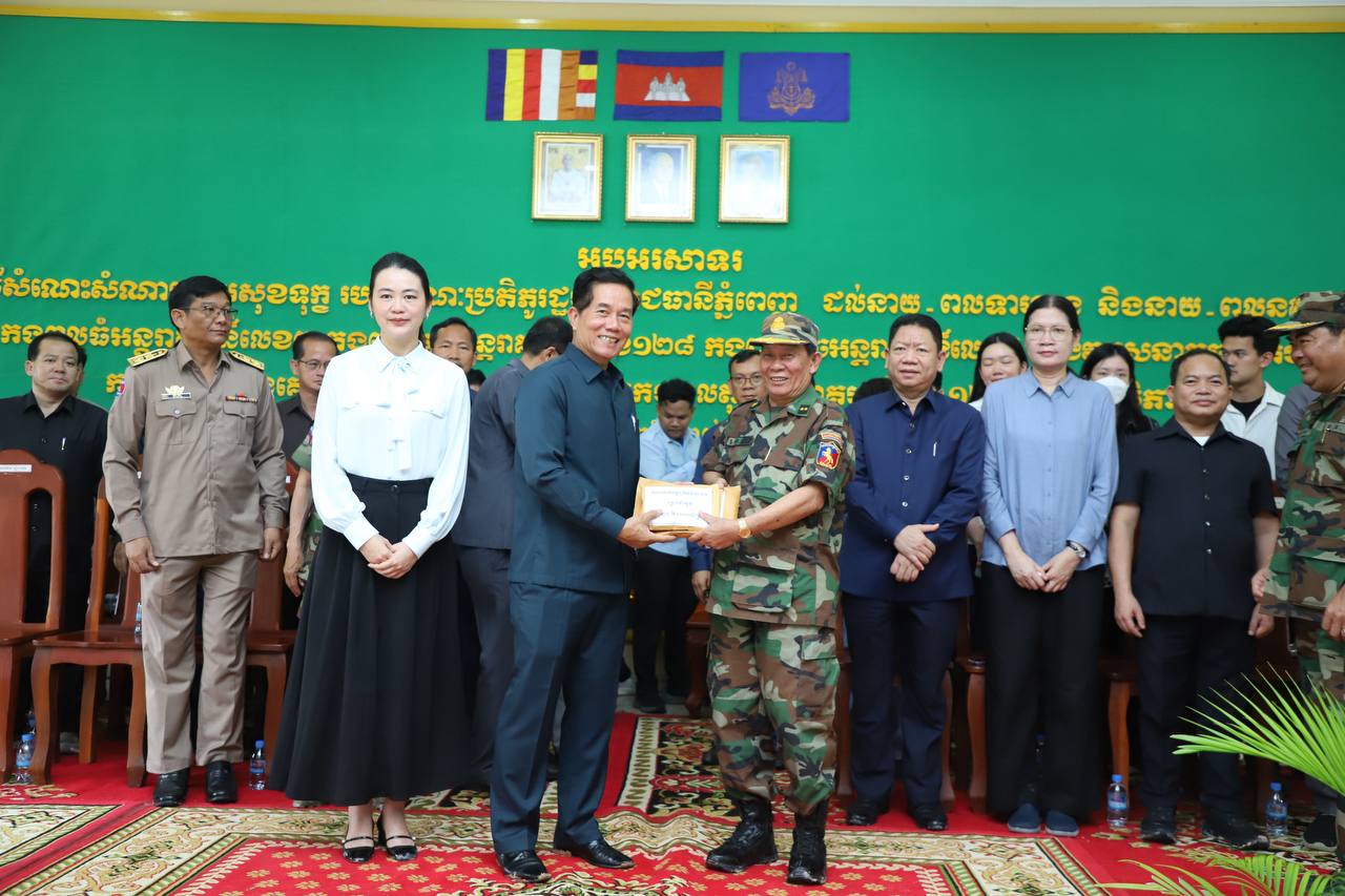 ឯកឧត្តម ឃួង ស្រេង ចុះសួរសុខ ទុក្ខនិងនាំយកអំណោយចែកជូនកងទ័ពជួរមុខក្នុងភូមិសាស្ត្រខេត្តព្រះវិហារ និងខេត្តស្ទឹងត្រែង