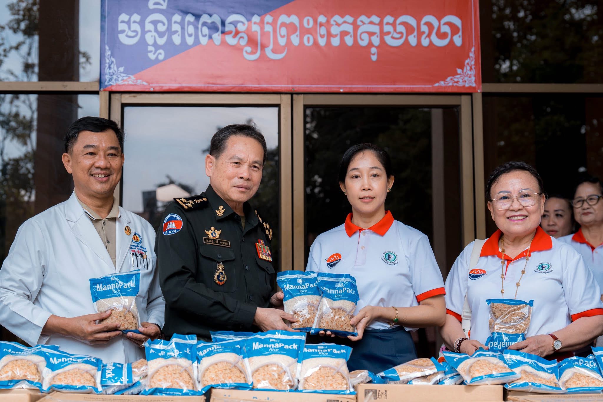 លោកជំទាវ ទុយ សិរីរតនៈ នេត្រ ភក្ត្រា ដឹកនាំសមាជិកសមាគមនារីកម្ពុជា ដើម្បីសន្តិភាព និងអភិវឌ្ឍន៍ ក្រសួងព័ត៌មាន នាំយកអង្ករវីតាមីន ៣០០កេស ជូនមន្ទីរពេទ្យព្រះកេតុមាលា