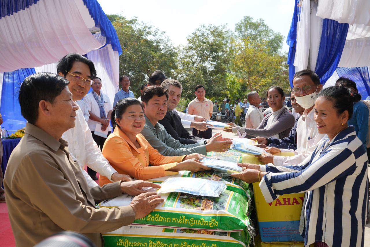 បទយកការណ៍ស្តីពី ៖ គម្រោង« លើកកម្ពស់សន្តិសុខស្បៀង អាហារូបត្ថម្ភនិងជីវភាពដល់គ្រួសារកសិករក្រីក្រ តាមរយៈកម្មវិធីផលិតកម្មស្បៀង ជាលក្ខណៈគ្រួសារ»