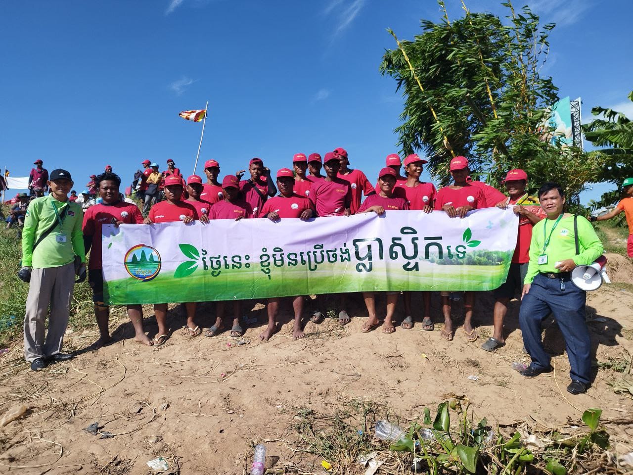 វីដេអូ ៖ អ្នកមកកម្សាន្តព្រះរាជពិធីបុណ្យអុំទូកចូលរួមជាមួយមន្ត្រីបរិស្ថានផ្សព្វផ្សាយអប់រំពីអនាម័យបរិស្ថាននិងការទុកដាក់សំរាម