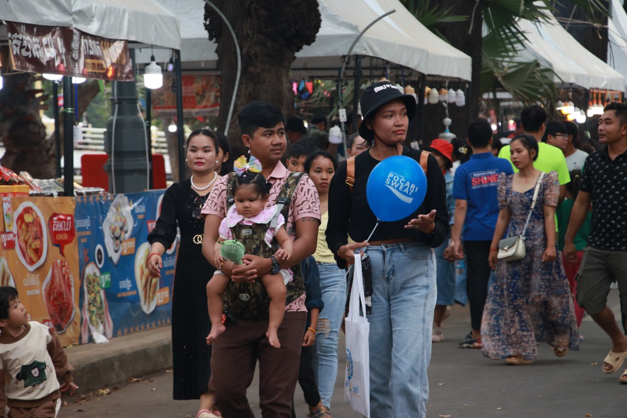 វីដេអូ ៖ ភ្ញៀវទេសចរជាង៥៥ម៉ឺននាក់ បានដើរលេងកម្សាន្តក្នុងខេត្តសៀមរាប ក្នុងព្រឹត្តិការណ៍បុណ្យទន្លេរយៈពេល៣ថ្ងៃ