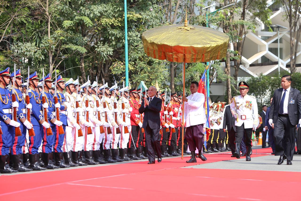 វីដេអូ ៖ ព្រះមហាក្សត្រសព្វព្រះរាជហឫទ័យវាយម្លៃខ្ពស់ចំពោះសមិទ្ធផល របស់ព្រឹទ្ធសភាក្នុងរយៈពេល៤នីតិកាលកន្លងមកប្រកបដោយភាពចាស់ទុំនយោបាយ និងមានស្មារតីទទួលខុសត្រូវខ្ពស់