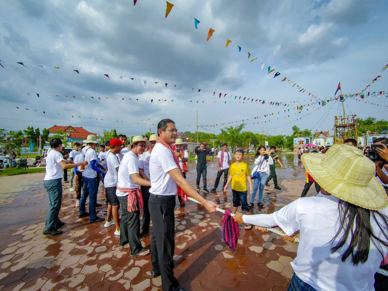 វីដេអូ ៖ អាជីវករលក់ដូរនៅបរិវេណសួនច្បារ បឹងស្នោរ មុខសាលាខេត្តឧត្តរមានជ័យរំពឹងថាការលក់ដូរនឹងល្អប្រសើរក្នុងឱកាសព្រឹត្តិការណ៍សង្រ្កាន្តក្នុងខេត្ត