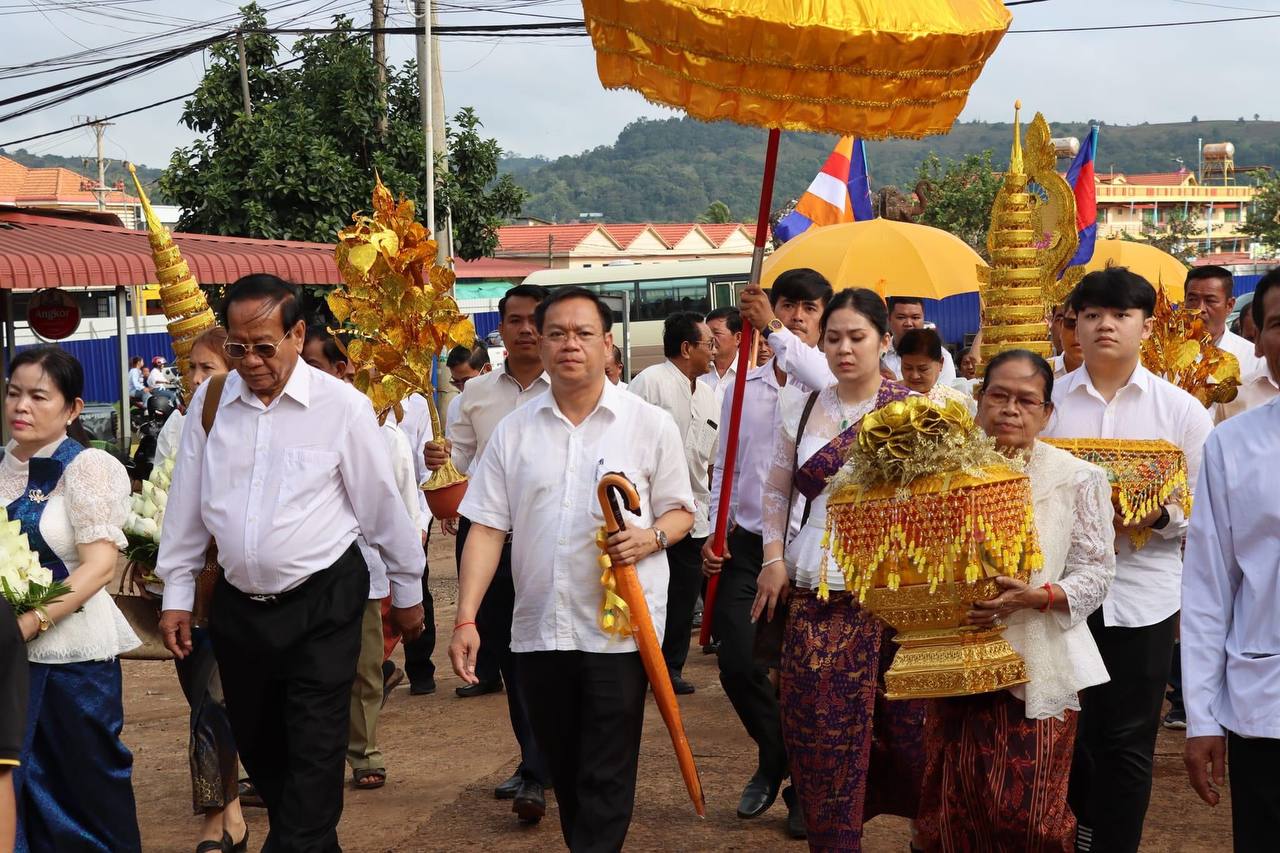 រដ្ឋបាលខេត្តមណ្ឌលគិរី ប្រមូលបច្ច័យបានជាង ៥៣លានរៀល និងជាង៦០០០ដុល្លារ ក្នុងពិធីបុណ្យកឋិនទានសាមគ្គី ដង្ហែទៅកាន់វត្តសែនមនោរម្យ