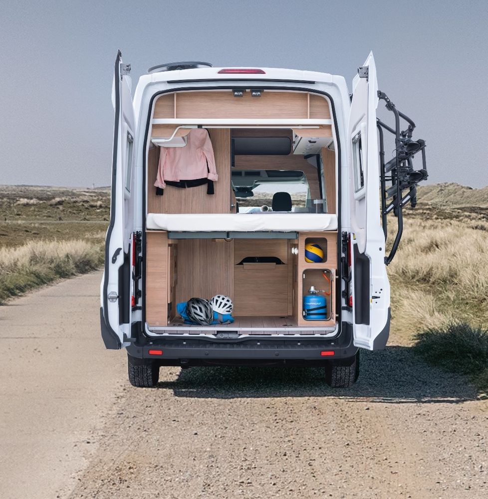 Campingbus aus Kempen Ansicht durch die offene Heckklappe