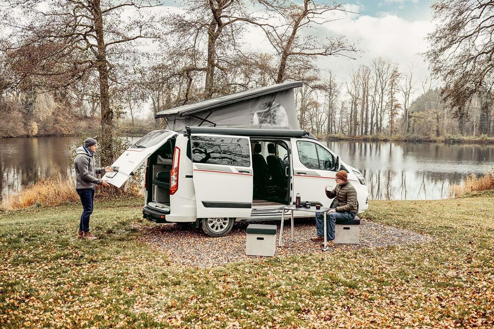 Minicamper mieten Stuttgart – Camper mit Aufstelldach und offener Schiebetür vor einem See