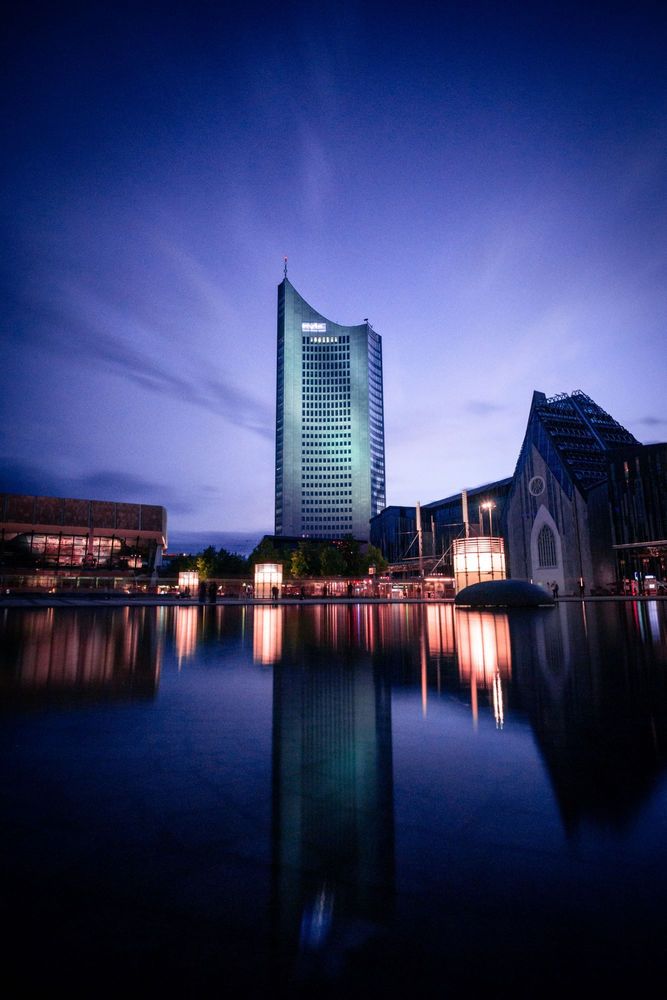 Wohnmobil mieten Leipzig – Skyline von Leipzig mit dem Panorama Tower bei Nacht