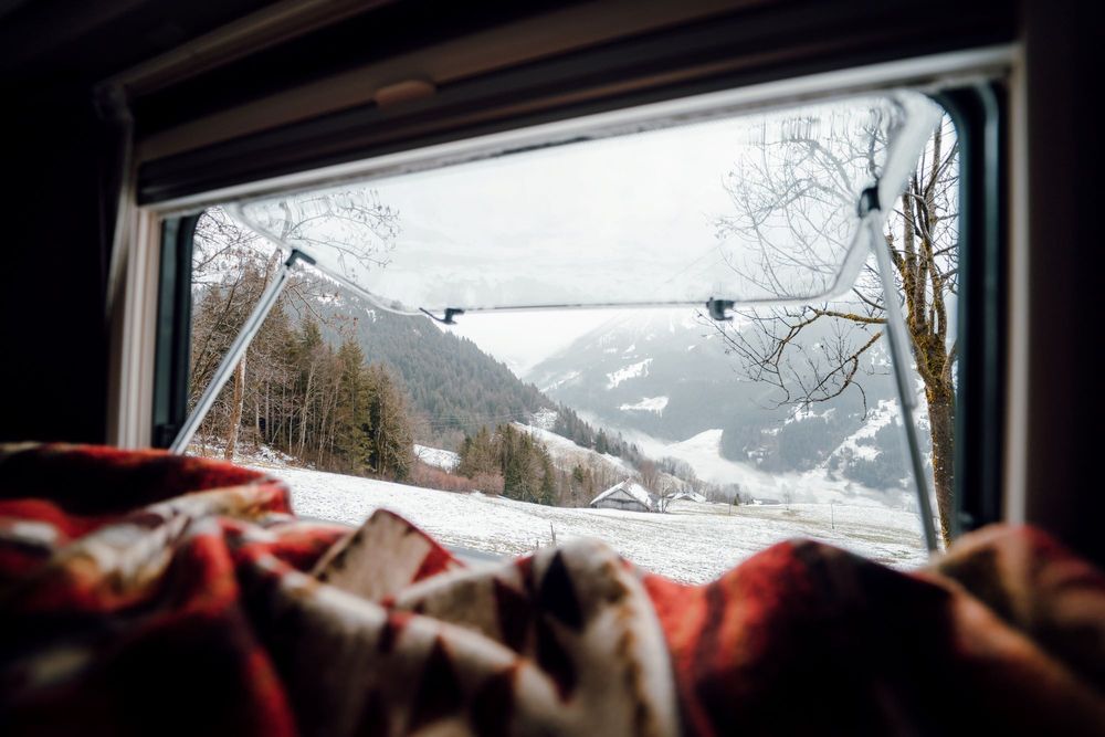 Wohnmobil mieten Stuttgart – Blick aus dem Fenster eines Wohnmobils auf die Umgebung.