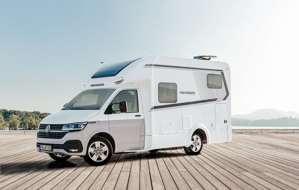 Kleines Wohnmobil mieten auf Steg am Wasser