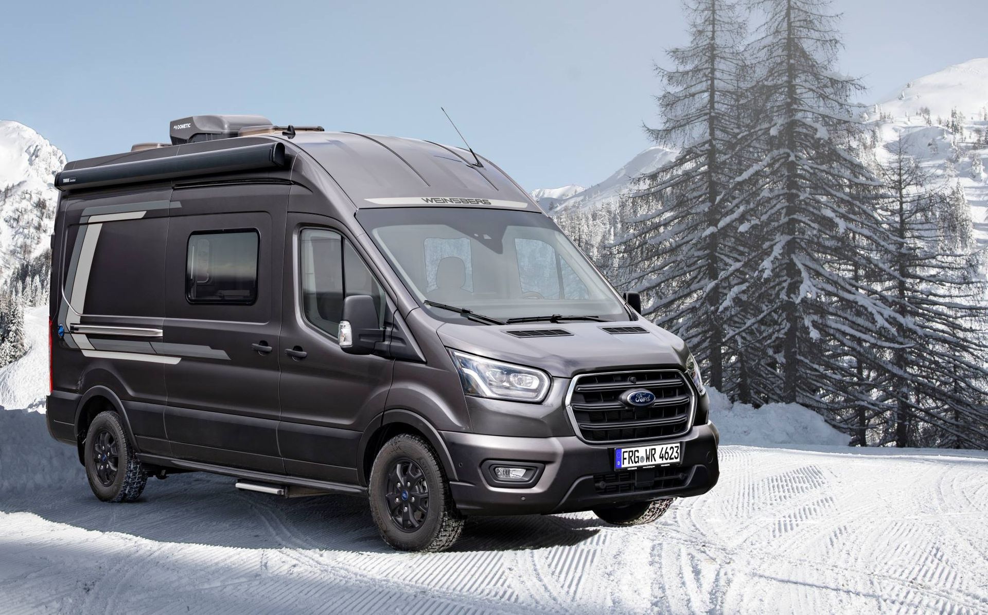 : Blick auf den Campervan mit Schneelandschaft im Hintergrund