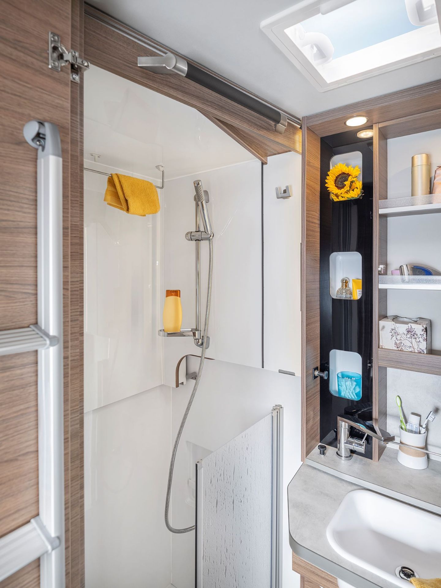 Blick auf das Flexbad im kleinen Wohnmobil mit Dusche und Waschbecken