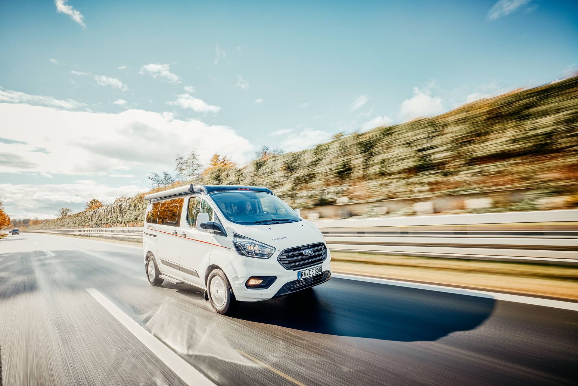 Minicamper mieten Stuttgart auf Autobahn