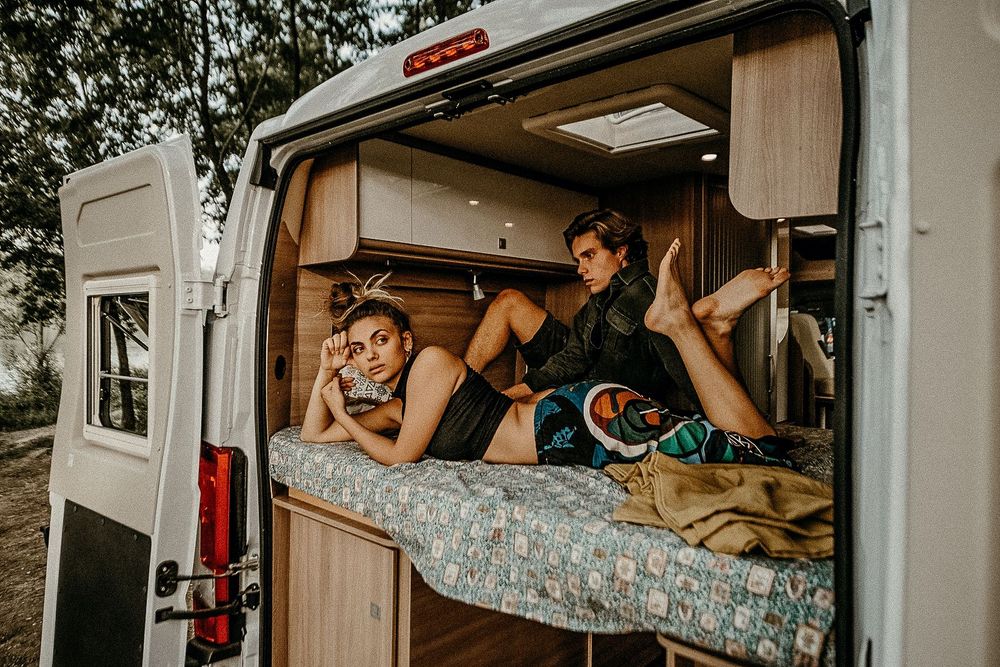 Pärchen im Bett bei geöffneter Hecktüre