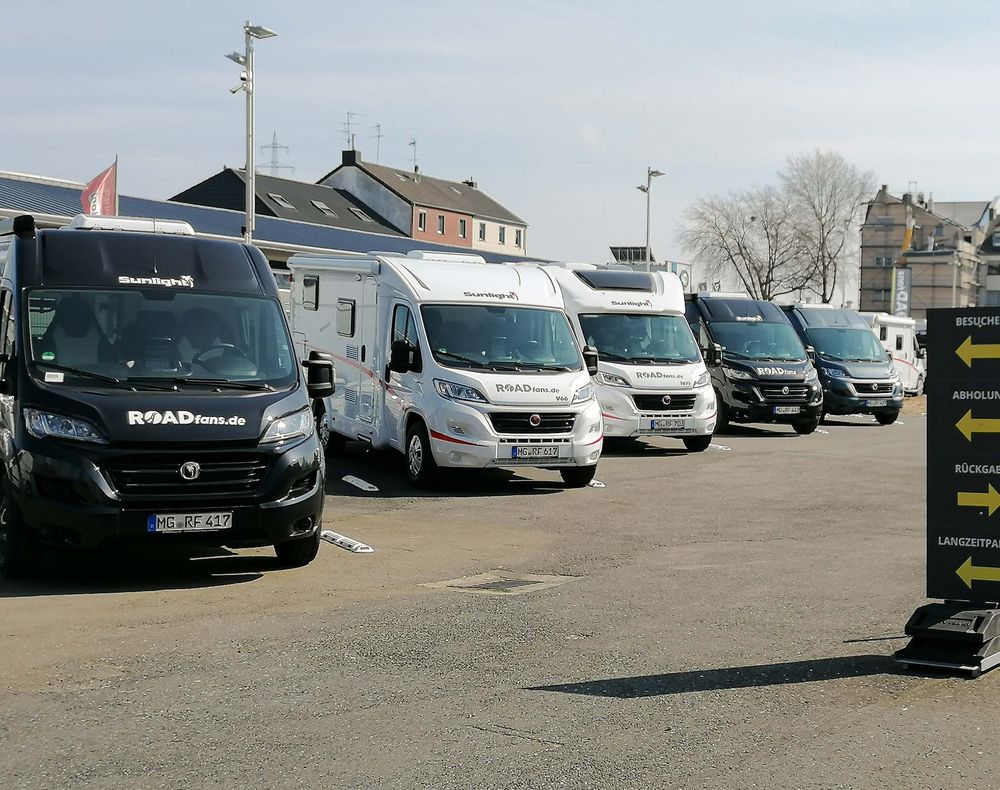 Verschiedene Wohnmobil auf dem Parkplatz von Roadfans