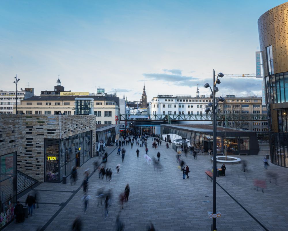 Blick auf großen Stadtplatz in Wuppertal