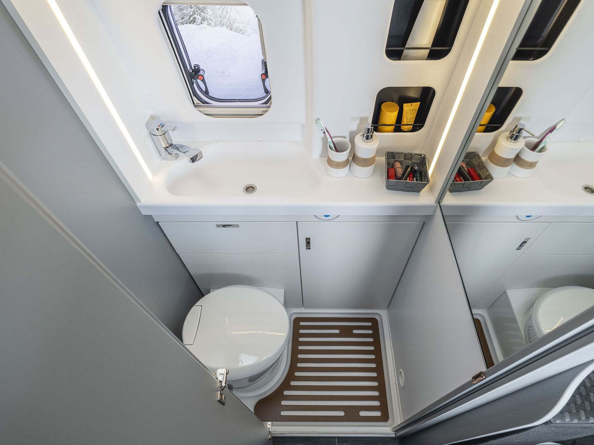 Großes Badezimmer im Journey Wohnmobil mit WC, Dusche und Waschbecken