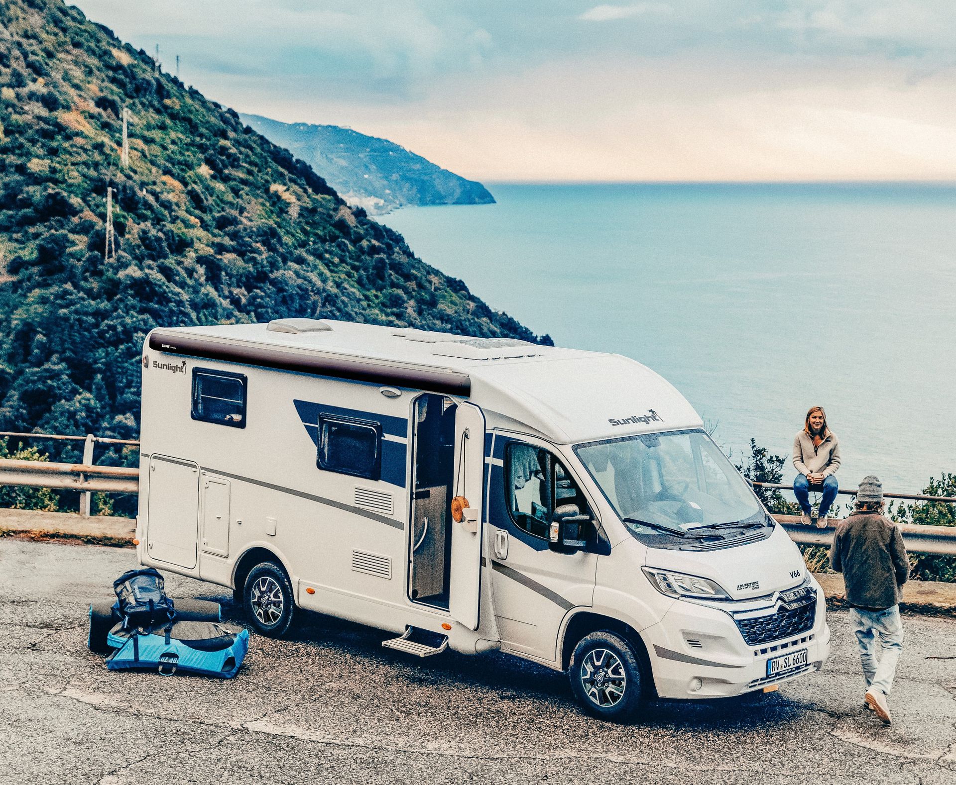 Freedom Wohnmobil vor einem Berg und dem Meer