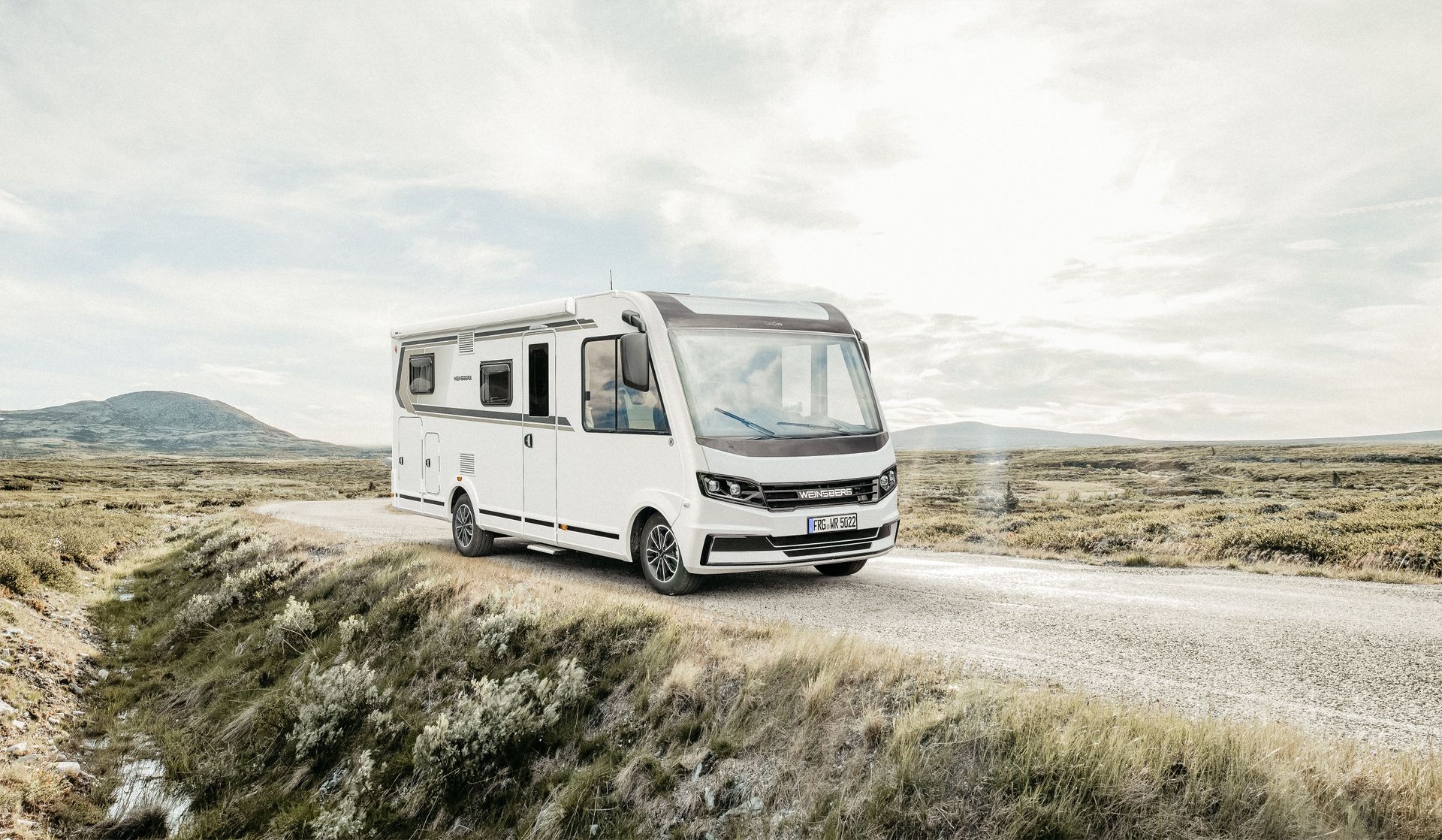 Großes Wohnmobil mieten in München mit Vollausstattung und Platz für bis zu vier Personen.