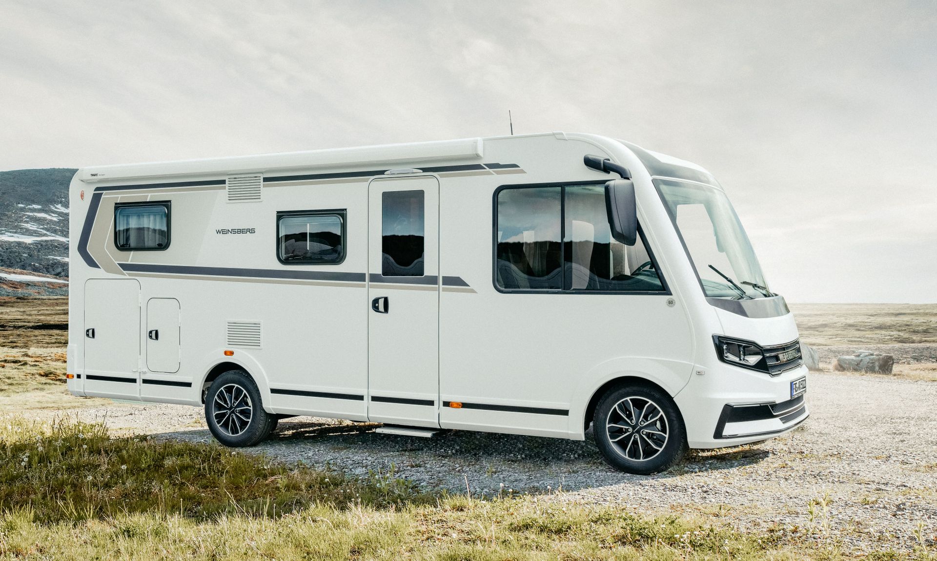 Großes Wohnmobil mieten in Mönchengladbach mit geräumigem Wohnbereich und modernem Design.