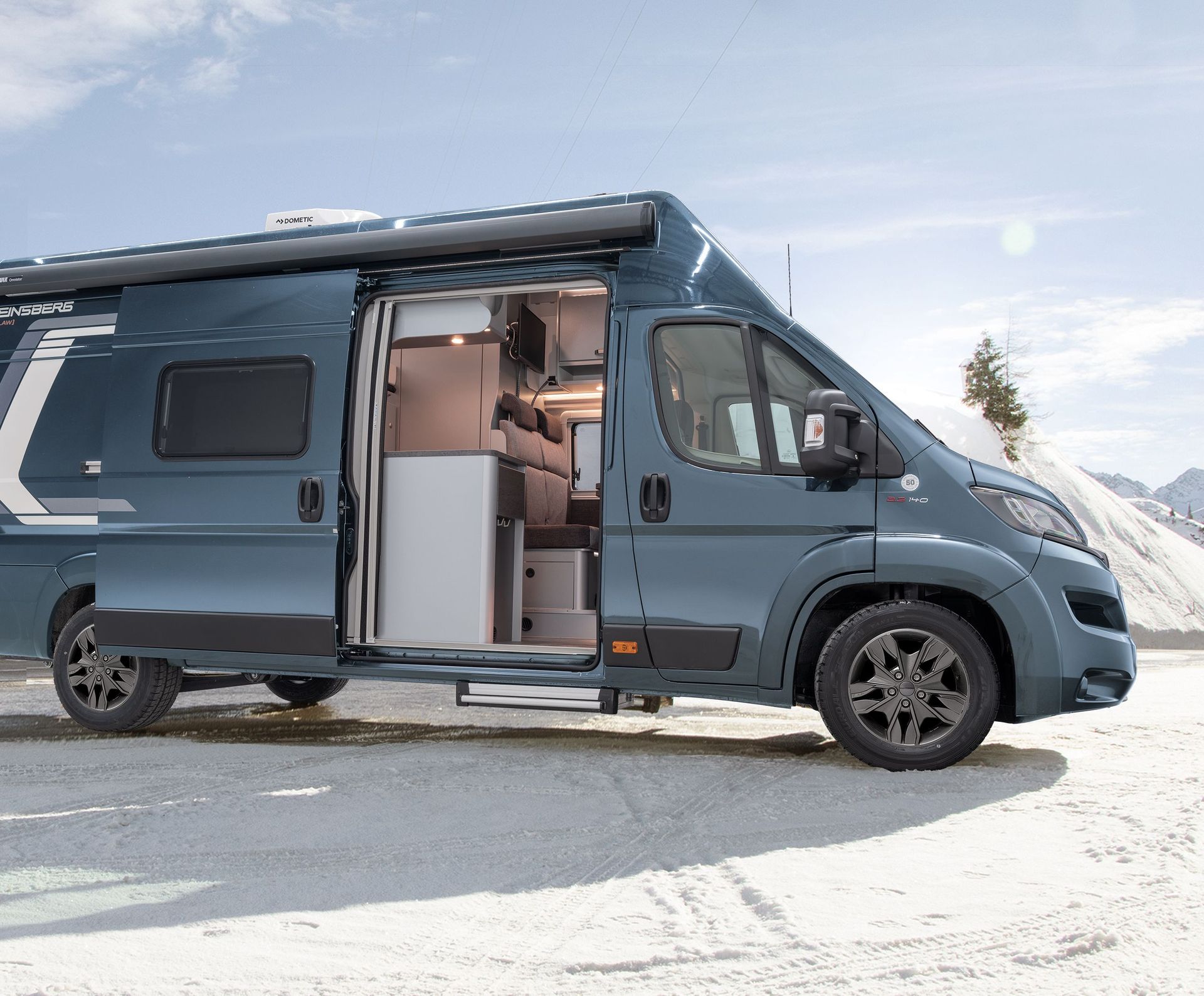 Unser Journey 4 Wohnmobil im Schnee bei Sonnenschein und blauem Himmel.