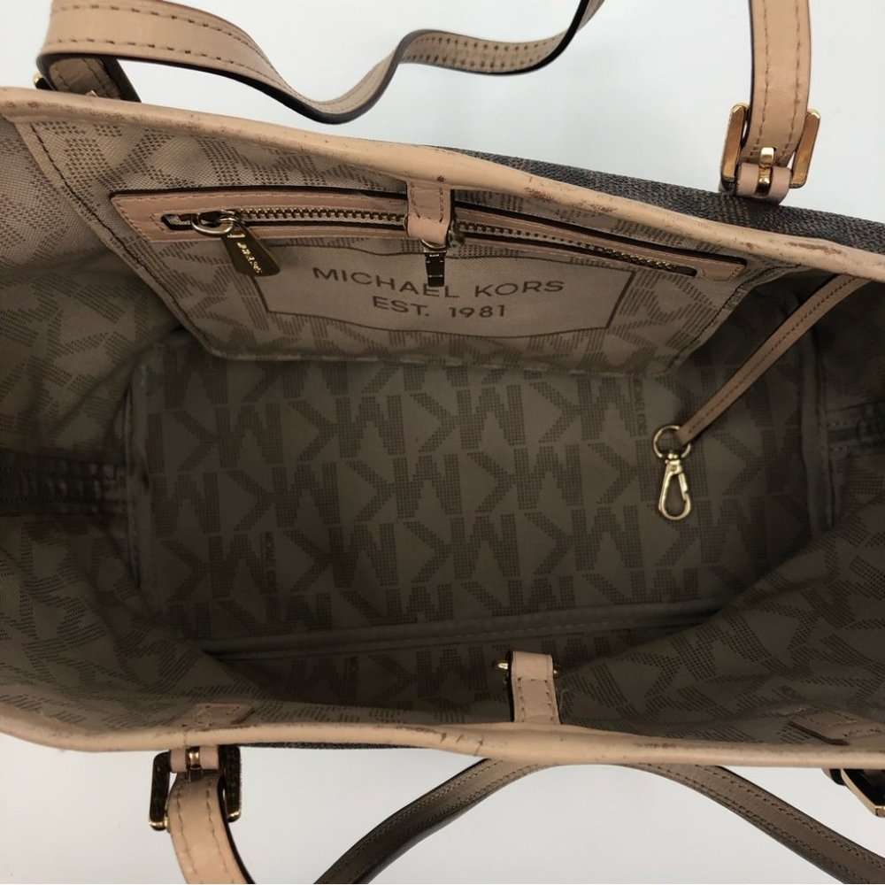 Michael Kors: Brown Shoulder Bags now up to −55%