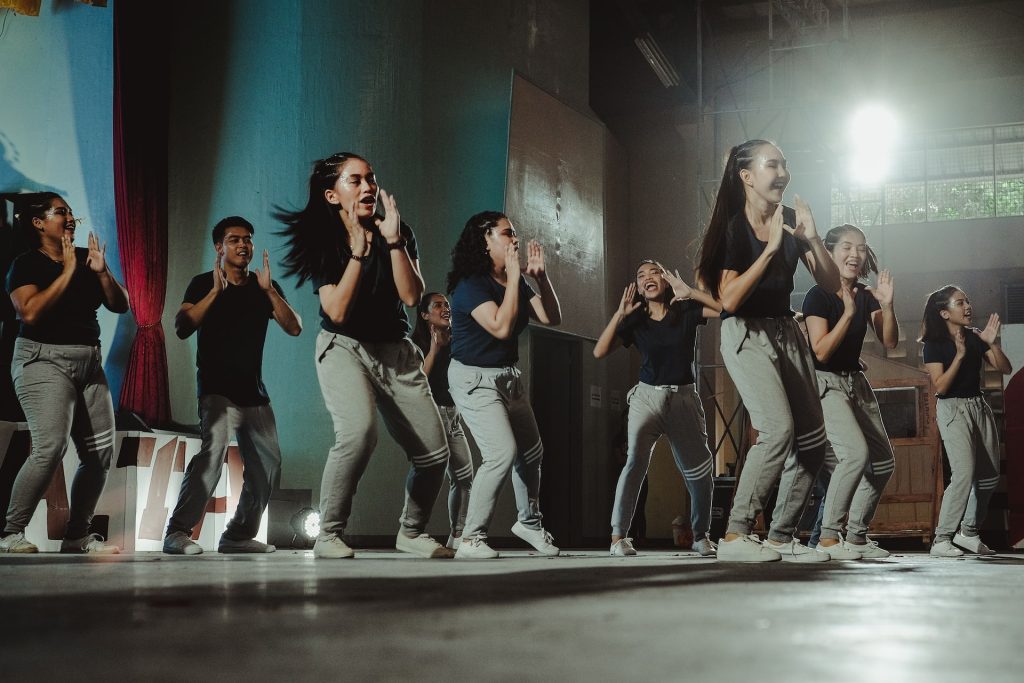 O aprendizado da dança de forma correta em escolas especializadas.