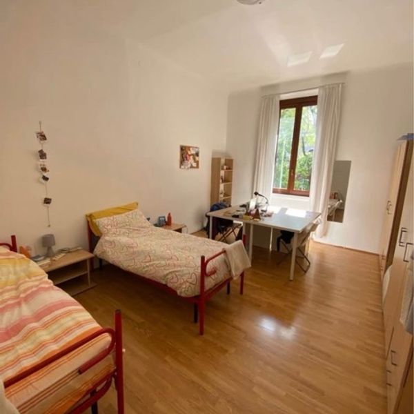 letto singolo in camera doppia  a Pavia