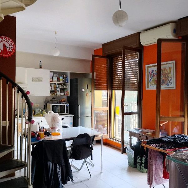 Offro stanza in appartamento con bagno privato a Milano