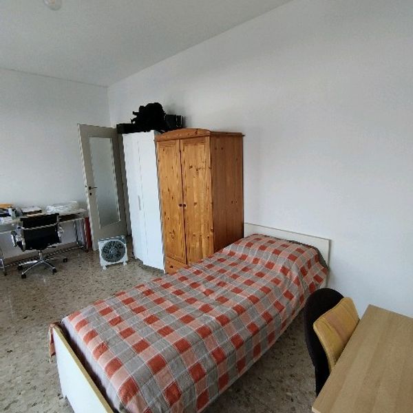 2 posti letto in camera doppia a Milano foto 3