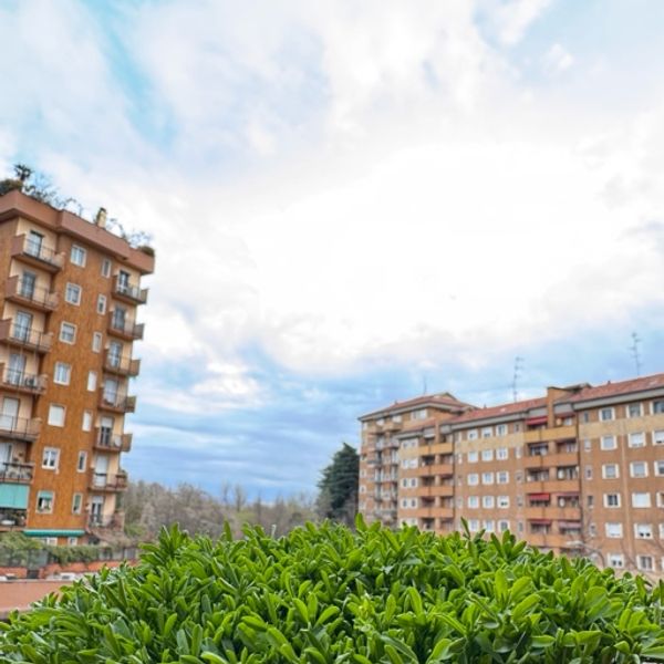 AVAILABLE FOR IMMEDIATE a Milano foto 3
